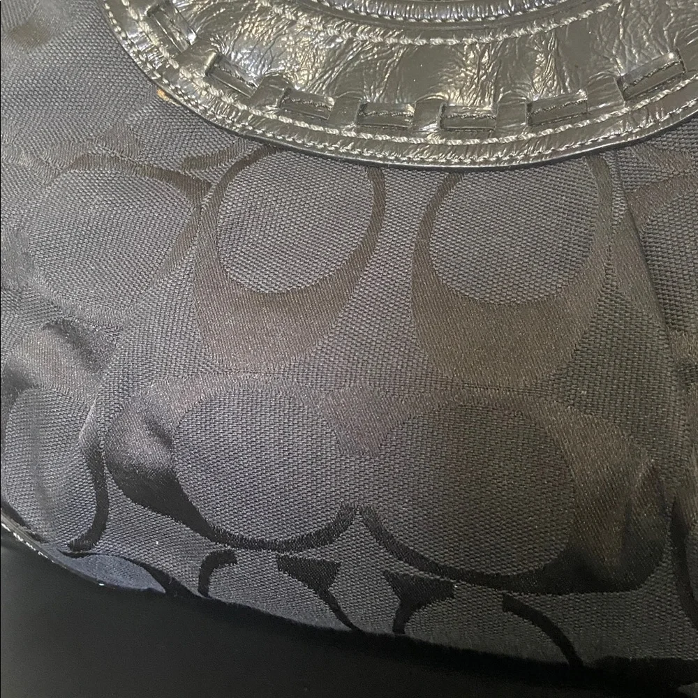 Pristine COACH Classic Black Signature Canvas Ergo Bag with Kiss-lock closure - Picture 2 of 15